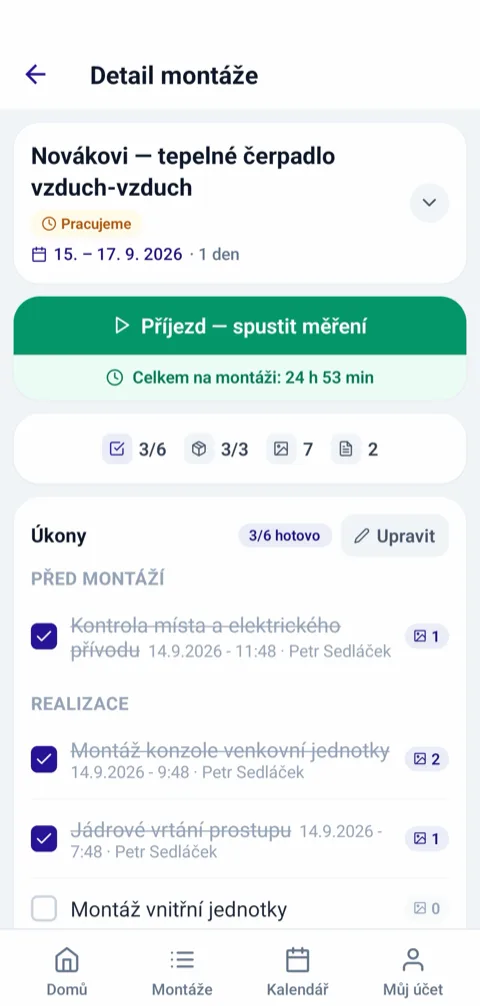 Detail montáže v mobilní aplikaci před zahájením práce: zelené tlačítko Příjezd pro spuštění měření, počty úkonů, výbavy, fotek a dokumentů a checklist rozdělený na fáze