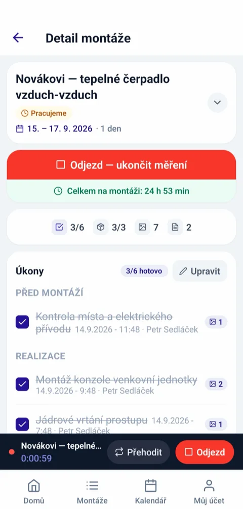 Detail montáže v mobilní aplikaci s běžícím měřením času: červené tlačítko Odjezd, počty úkonů, výbavy, fotek a dokumentů a checklist rozdělený na fáze
